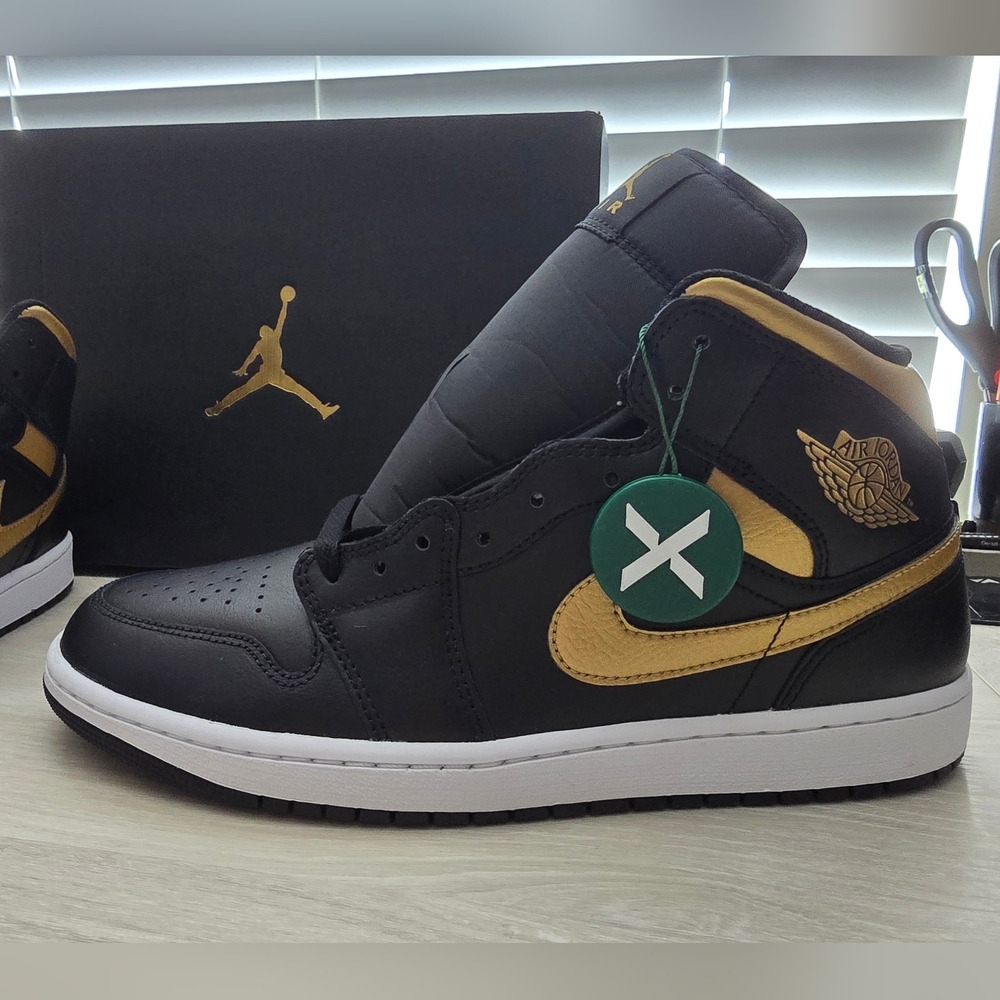 Jordan 1 Mid Black Metallic Gold Sz 11
